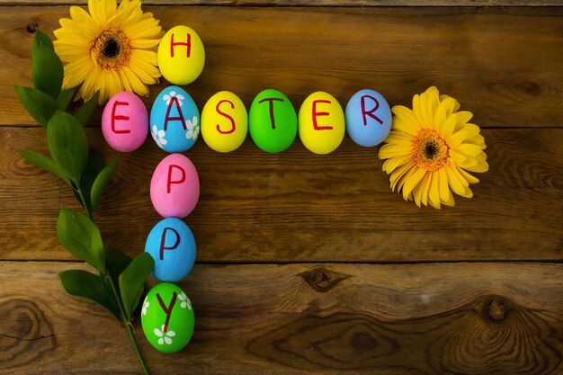 Photo multicolored easter eggs and leaves