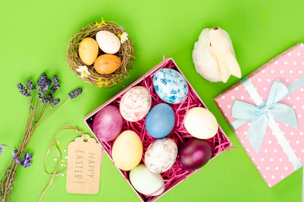 열린 선물 상자에 여러 가지 빛깔된 계란입니다. 행복 한 부활절 휴가, 인사말 카드 템플릿의 개념. 스튜디오 사진