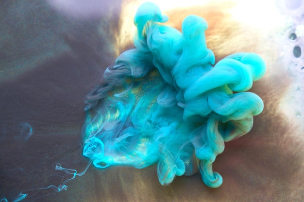 色とりどりのエメラルド紺碧の煙の抽象的な背景アクリル絵の具水中爆発