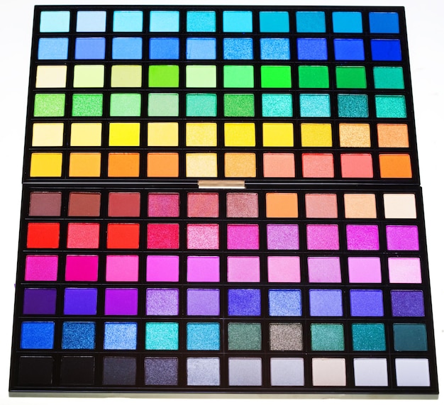 Студийный снимок разноцветных теней для век