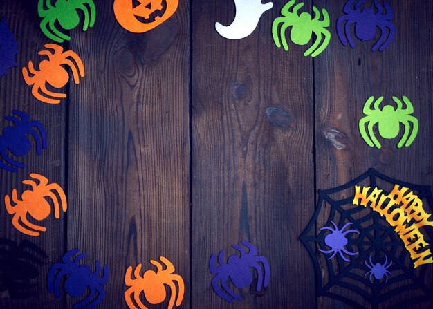사진 여러 가지 빛깔 펠트 거미 인물, 갈색 나무에 거미줄
