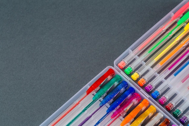 Разноцветные гелевые ручки на сером фоне