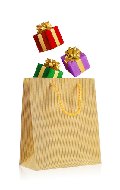 여러 가지 빛깔의 선물 상자가 황금 가방에 떨어집니다. 흰색 배경에 고립.