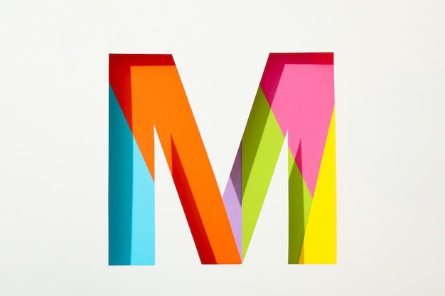 Foto lettera multicolore m su sfondo bianco