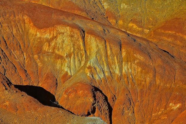 色とりどりの山々、地質学的テクスチャの背景、鉱物の色とりどりの堆積物、風景