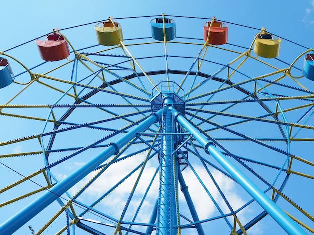 Photo multicolored open cabins on a ferris wheel close up