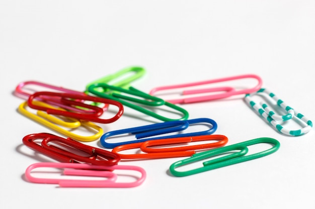 Photo multicolored paper clips on a white surface