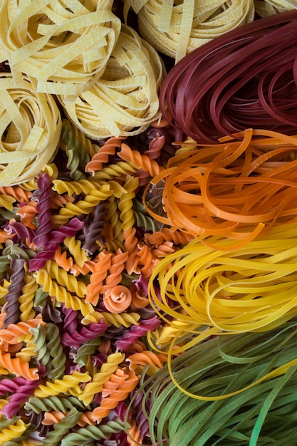 Foto close-up di pasta multicolore. pasta di diverse forme.