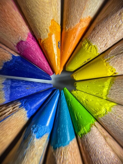 Photo multicolored pencils gathered in circle