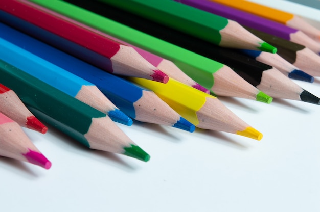 Разноцветные карандаши на белом фоне.