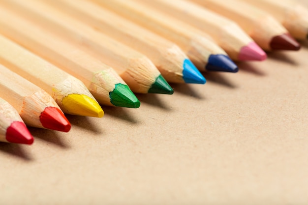 여러 가지 빛깔의 연필