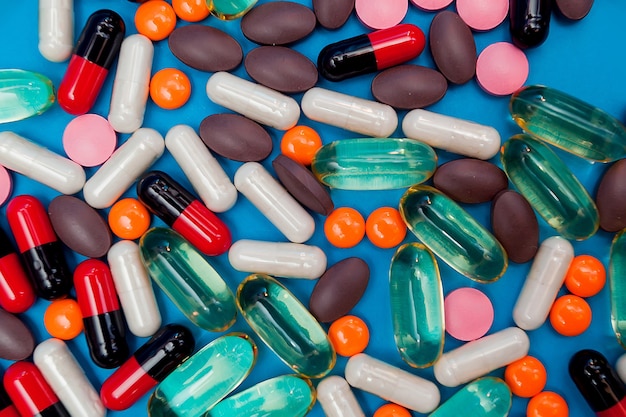разноцветные таблетки текстуры на синем фоне