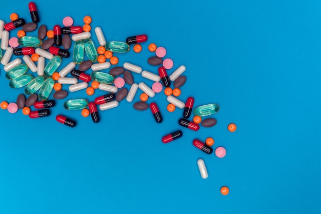 Trama di pillole multicolori su sfondo blu