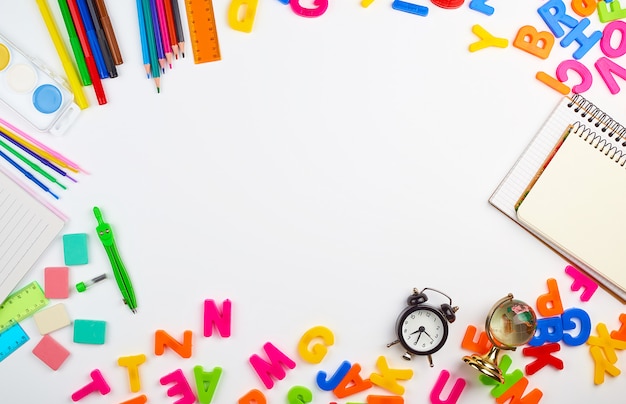 Lettere in plastica multicolore dell'alfabeto inglese, cornice di materiale scolastico di cancelleria