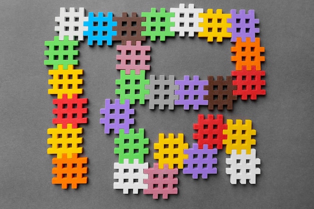 Foto puzzle multicolori su uno sfondo grigio