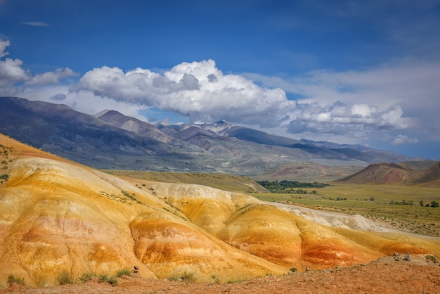 Photo multicolored rocks against a blue sky with clouds