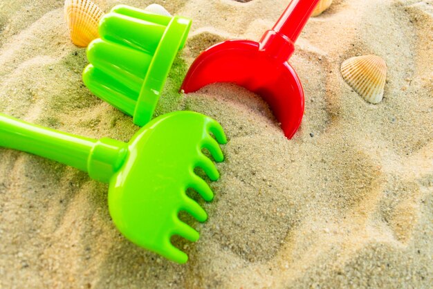 모래 상자 또는 모래 해변에서 여름 게임을 위한 여러 가지 빛깔의 어린이 장난감 세트