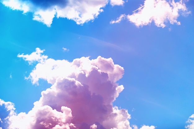 色とりどりの空の背景。夏の空の高い雲。空の気象観測。