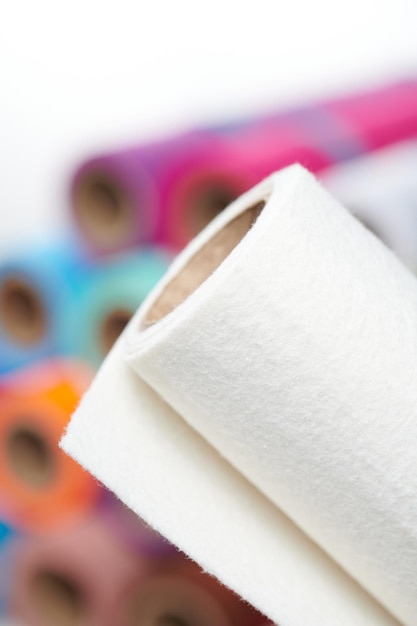 Фото Текстура ткани разноцветного мягкого войлочного текстильного материала в рулонах крупным планом