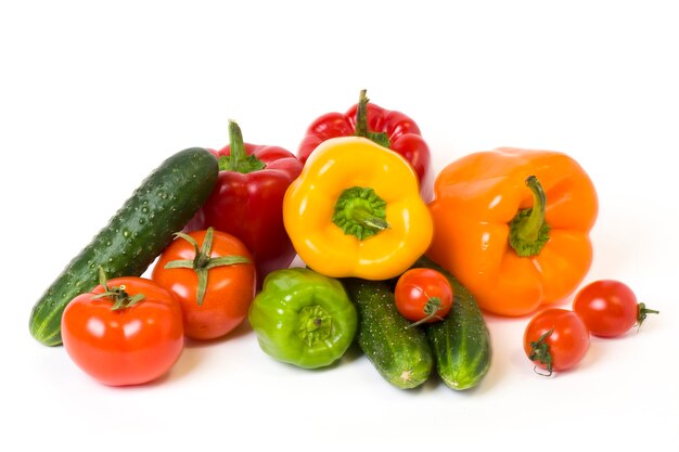 Photo multicolored vegetables on a white background