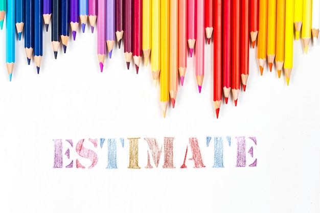 Фото Разноцветные деревянные палочки деревянные цветные карандаши и оценка на белом фоне