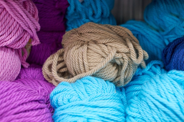 編み物ショップセンターの色とりどりのヤーンボール、クローズアップ。編み物用のカラーヤーンがたくさん。店先のカラフルなヤーンウール、マクロ。