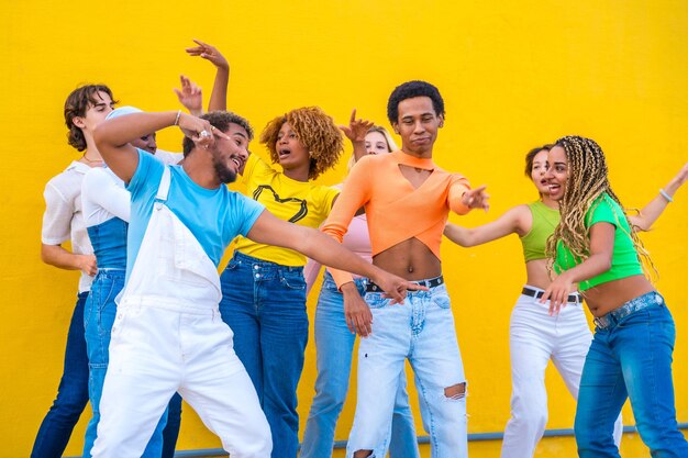 Photo multicultural group of happy young people dancing together