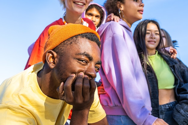 Foto gruppo multiculturale di giovani amici che si uniscono all'aperto e si divertono - ragazzi alla moda e alla moda che si riuniscono allo skate park urbano