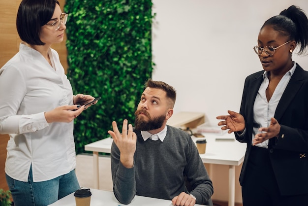 Multicultureel team dat op kantoor samenwerkt en een vergadering heeft