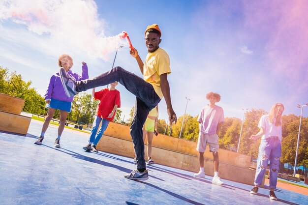 Multiculturele groep jonge vrienden die buiten een band hebben en plezier hebben - Stijlvolle coole tieners die samenkomen in het stedelijke skatepark