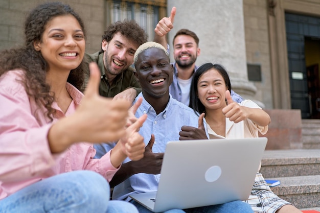 Multiculturele groep studenten duimen opdagen