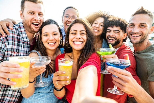 Multiculturele groep vrienden die buiten cocktailparty maken