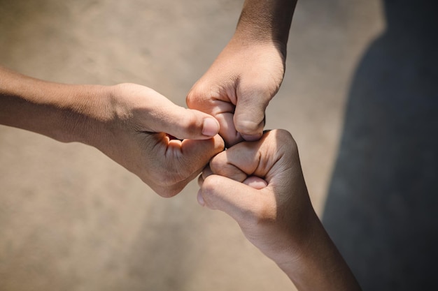 Foto multiculturele handen synergie brainstorm groep kinderen in bovenaanzicht ondersteuning helpen teamwerk samen internationale diversiteit harmonie onderwijs mensen concept