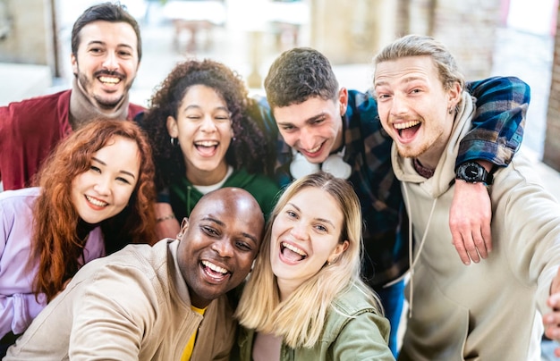 Multiculturele jongens en meisjes nemen selfie buiten op stedelijke achtergrond