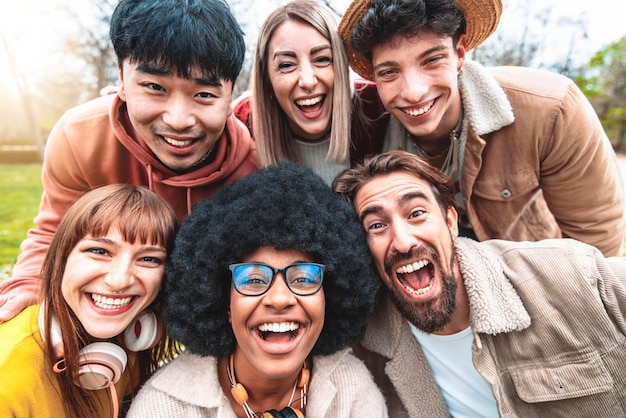 Multiculturele jongeren glimlachen naar de camera