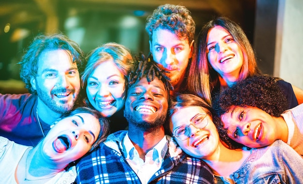 Multiculturele mannen en vrouwen die grappige selfies maken met blije gezichten