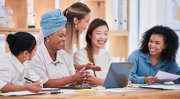 Multiculturele vrouwen praten en plannen alleen samen bedrijfsstrategie en groei in een vergadering op kantoor Een gelukkig marketingteam van vrouwen die samenwerken aan een project en aan een voorstel werken