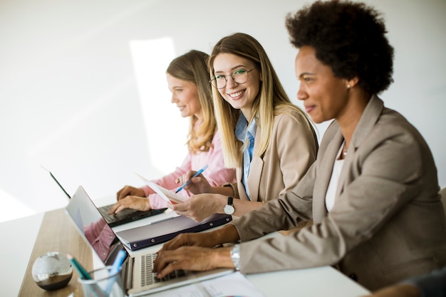 Foto donne multietniche di affari che lavorano insieme all'ufficio