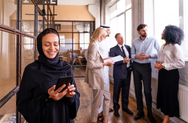 Riunione multietnica del team aziendale aziendale in ufficio per un piano di marketing strategico - impiegati, imprenditori e dipendenti dell'azienda al lavoro in una società multinazionale