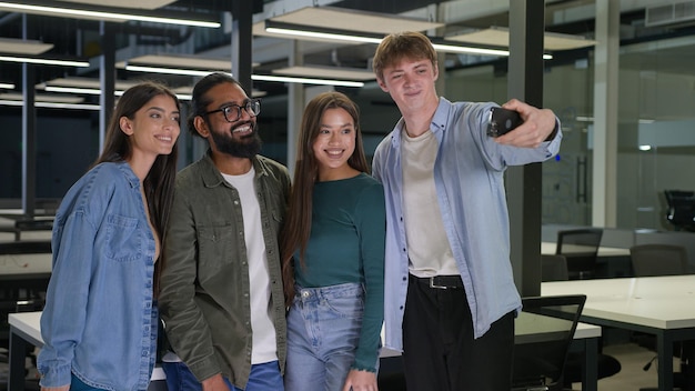 Foto diversità multietnica squadra d'affari creativa giovani amici ragazze ragazzi sorridono facendo selfie in moderno