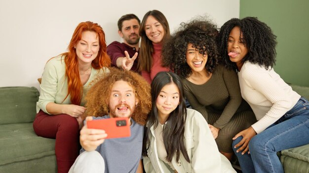 Photo multiethnic friends taking a selfie at home
