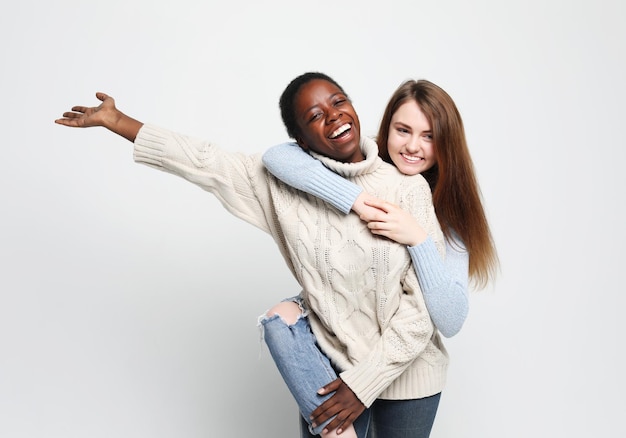 Photo multiethnic friendship concept cheerful european and african women