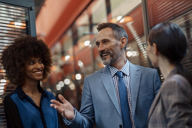 Photo multiethnic group of business people talking in office during break teamwork concept