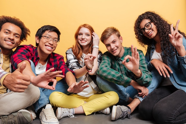 Foto gruppo multietnico di giovani felici