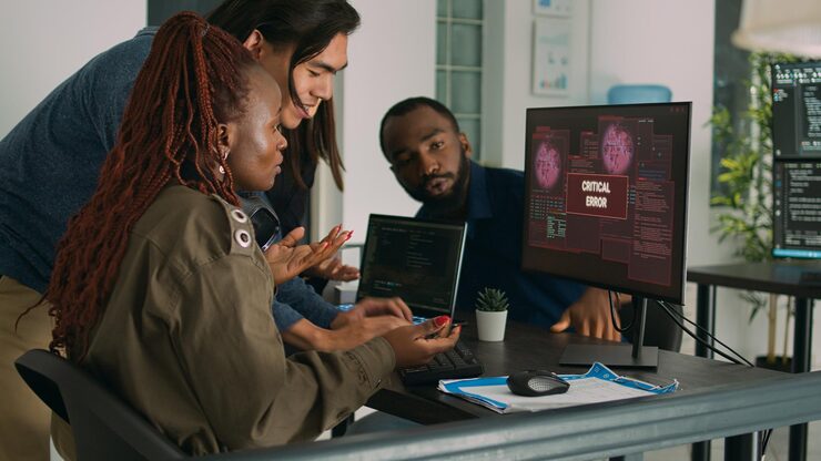 Photo multiethnic group of it engineers dealing with hacking alert, displaying security server error on computer. software developers having computer and system hacked, working on database.