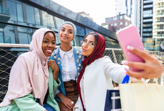 평상복과 전통 히잡 본딩을 입은 다민족 이슬람 소녀들