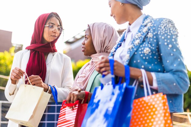 Foto gruppo multietnico di ragazze musulmane che indossano abiti casual e tradizionali legami con l'hijab