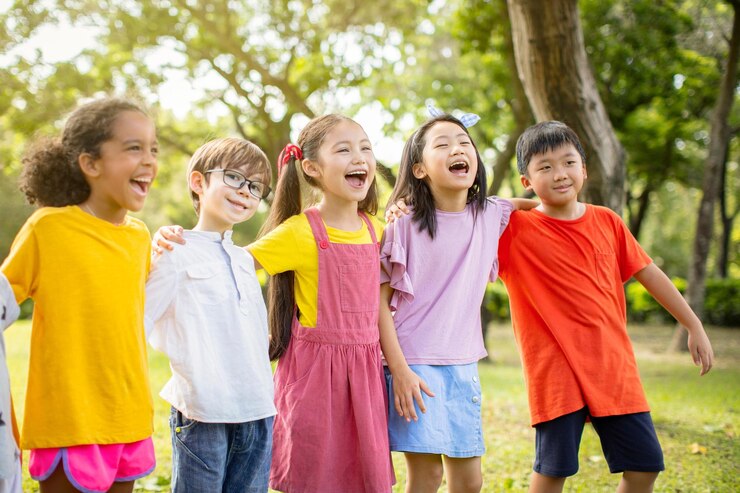 Photo 笑いながら抱き合う学童の多民族グループ