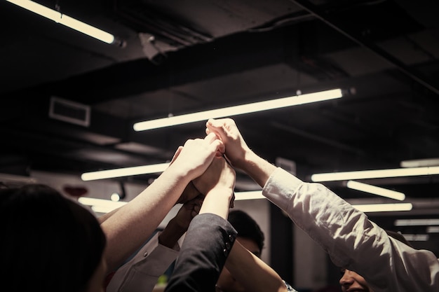 Photo multiethnic group of young business people celebrating success at their working places in startup office success and winning concept