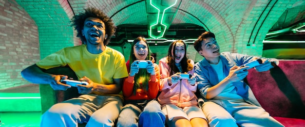 Многонациональная группа молодых друзей играет в видеоигры дома
